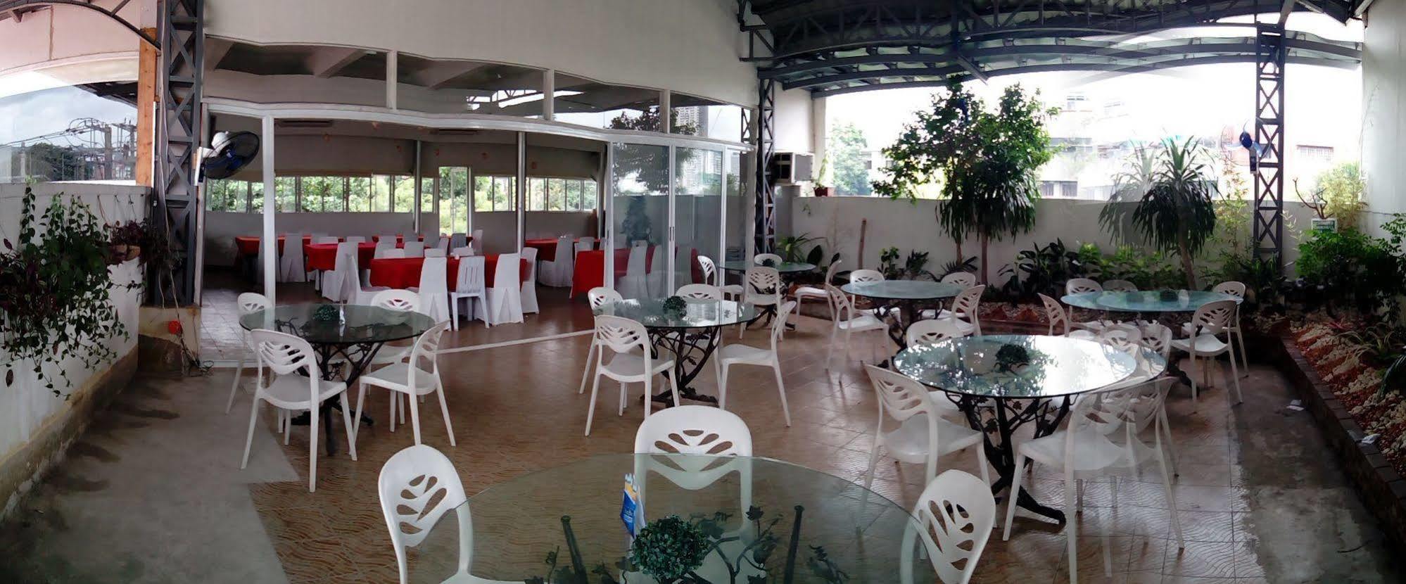 The Center Suites Cebu Bagian luar foto